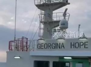 韩国籍油船爆炸 中国船长救下14人：对方货舱爆炸鼓包 下救生艇救援