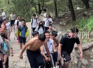 25岁截瘫小伙梦想爬泰山 热心博主喊来朋友抬轮椅陪其爬泰山 用6小时登上中天门