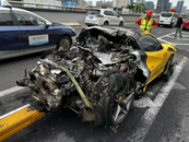 “500萬瞬間沒了”！上海一法拉利自燃燒毀 車主：車借給朋友，代駕還車時出事
