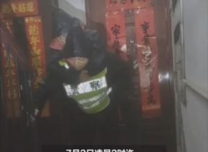 暴雨致一名老人被困 舒城民警紧急救援
“你把我扶着就照了，你放心！”