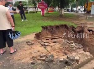 南昌同一条路上 两处塌陷形成大坑 街道办：在施工维修，无人员伤亡