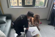女子懸坐高樓窗臺欲輕生  六安民警一把將其救下