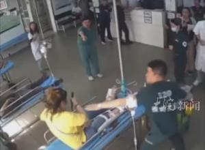 男护士勇夺患者手中匕首 
手腕被尖刃划伤: 职业操守告诉我 
我必须尽力保证患者安全 即使受伤也没后悔