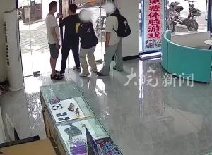 两名女孩到回收店卖电脑 老板料定她们离家出走 关门扣人 “不能再让她们跑了 否则就是大海捞针”
