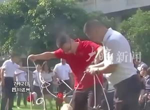 学校奖励成绩优异的学生每人一头羊：望他们争当“领头羊”
