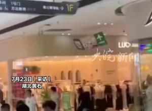 湖北一商场内出现“老公寄存处”指向标语，网友：逛完别忘取回家