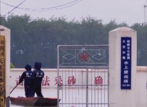 洪水来袭，派出所被淹 
民警划船上班 
真成“水上派出所”了！