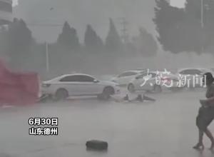 母女暴风雨中被吹倒在地，保安大爷和热心路人合力解围