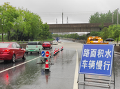 防汛路上的守護(hù)者：公路人的堅(jiān)定身影