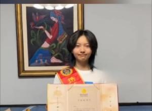 向往军旅的女孩考上国防科技大学 
妈妈亲手佩戴荣誉绶带 
“很高兴孩子成为一名军人”
