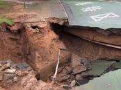 南昌同一條路上出現兩處塌陷，當地回應：連續降雨沖走流沙所致