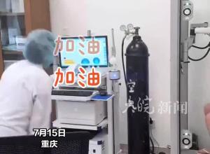 女子在医院做肺功能检查，医生在旁打节奏喊加油
