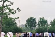 河南安陽一男子公園散步時疑觸電身亡回應：相關部門正在處理
