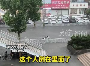 青岛暴雨，骑手在水流中翻车，皮卡司机路过停车相助，将骑手安全扶起
