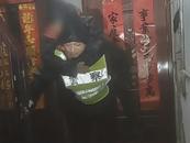 暴雨致一名老人被困 舒城民警緊急救援