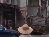 重慶石柱一垃圾清運(yùn)車(chē)操作不當(dāng)撞向民房，致1死1傷