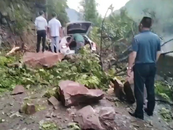 四川通江一私家車被山體落石砸中，車內(nèi)一家五口