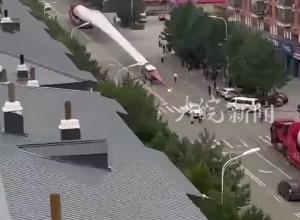 黑龙江一面包车被风电机叶片刺穿 知情人：车上载有7人，有人员伤亡
