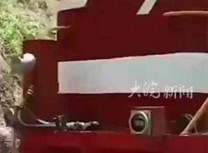 印度一对夫妻铁路桥上自拍，不料火车逼近，两人无处可躲双双跳桥