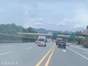 深圳一救護車司機直播飆車，多次超車并強行變道