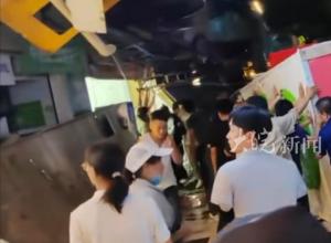 云南昆明广告牌坠落事故 致3死7伤  
相关责任人已被警方控制