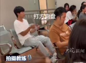 男生科三候考厅无实物练习 
如同“考神附体” 
教练:平时也认真 考试一把过了
