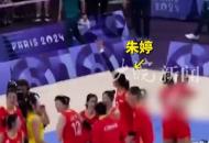中國女排戰勝美國女排 現場郎平與朱婷隔空揮手飛吻，郎平開心地手舞足蹈