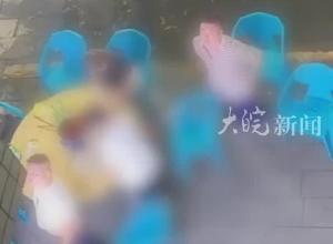 楼下夜市深夜扰民，女子开窗沟通遭男子脱衣羞辱，警方通报