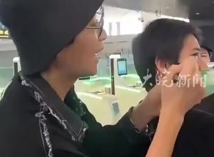 叶童机场内遭一男子怒骂，只因拒绝合照，叶童回应：爱是克制