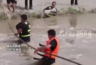 看得揪心！新疆民警救回牧民170多只羊 急流中摔倒仍緊緊抓著羊