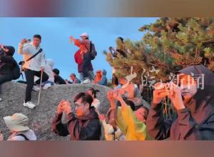 黄山之巅，晚霞与彩虹齐现，美翻了