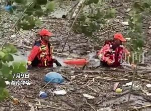 洞庭湖团洲垸积水抽排现场消防员泡水中 搭排涝通道