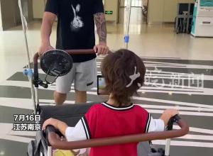 家长带孩子去医院打针 带三娃也丝毫没有压力 每个娃都照顾到了
