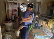 小男孩被積水困在家中 民警趕到蹚水抱出孩子