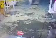 湖北咸寧洪水來襲瞬間 多人被直接沖下停車場？當地社區：水退了 無人員傷亡