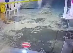 湖北咸宁洪水来袭瞬间 多人被直接冲下停车场？当地社区：水退了 无人员伤亡
