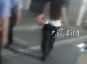 女孩公厕换衣服隔板缝隙突亮闪光灯 报警求助 民警现场擒获  偷拍男子被行拘7日
