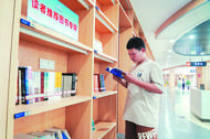 何愿斌：避暑去“泡”馆