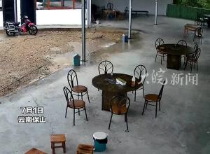 云南宝山暴雨致河道涨水 监控拍下火锅店3秒垮塌