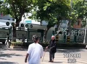 老人站在马路上几分钟不动，女孩发现后跑过去扶，老人掏钱给她，被孩子拒绝，妈妈：看到女儿这样做，心里其实挺欣慰的