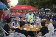 巢湖交警走進(jìn)夜市源頭勸導(dǎo)“拒酒駕”