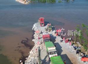 抢险洞庭湖 决口封堵完成已超百米 现场机械船舶“人歇机不停”