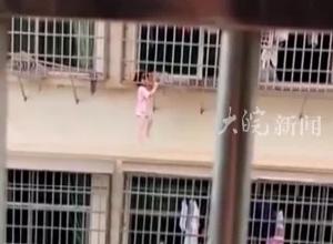 致敬平凡英雄！5岁女孩卡脖悬空，男子徒手爬楼救援 托举7分钟