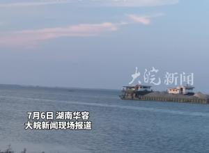 直击洞庭湖决堤抢险救援  附近湖面停运砂船   救援车辆排成长龙