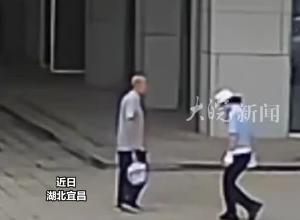 女交警执勤时突然倒地，大家从四面八方跑来相助，有人搀扶 有人递上糖水