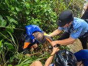 突发山洪9名游客被困峡谷，祁门警方救助