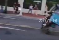 男子不戴頭盔在機(jī)動(dòng)車(chē)道騎行，為躲交警逆行轉(zhuǎn)圈，警方通報(bào)：行拘
