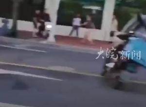 男子不戴头盔在机动车道骑行，为躲交警逆行转圈，警方通报：行拘