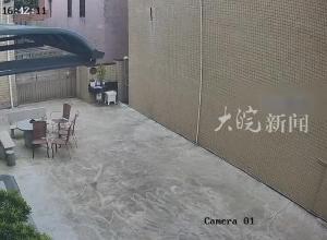 珠海斗门泥湾村一居民楼发生倒塌  共4人被困 已搜救出2人