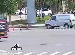 男子骑车误入货车盲区，生死瞬间 神反应躲过一劫